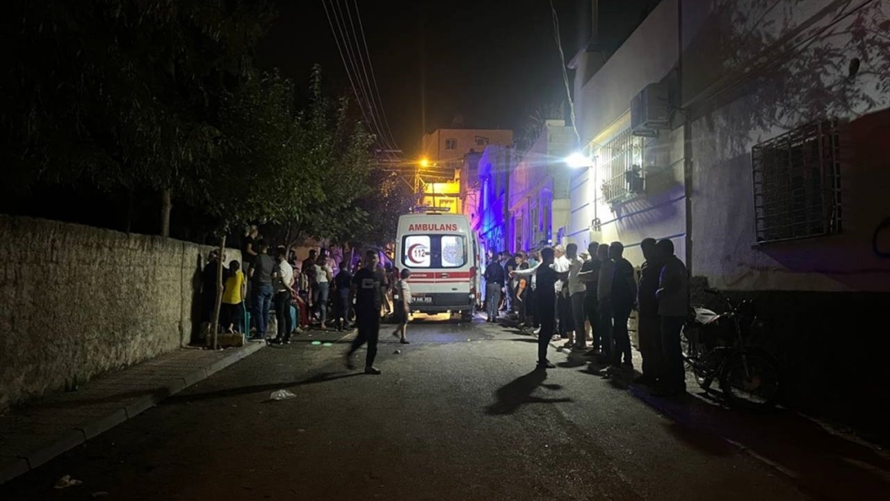 Kilis'te evini ateşe verdikten sonra kendisini yaralayan kişi tedavi altına alındı