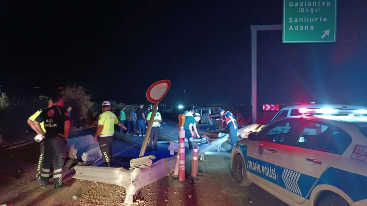VİDEO HABER / Gaziantep'te güvenlikçilerin bulunduğu kulübeye araç daldı: 1 ölü 3 yaralı