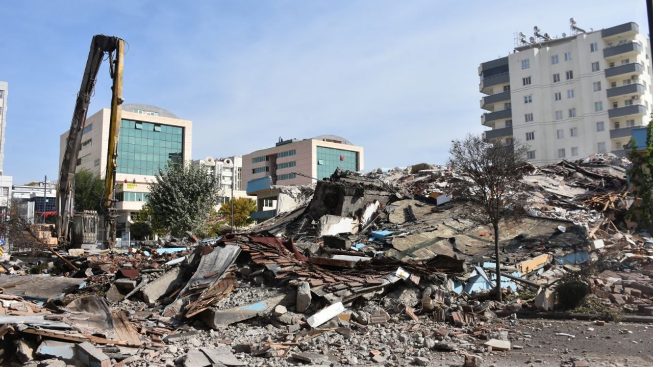 Gaziantep'te ağır hasarlı binaların yıkımı sürüyor