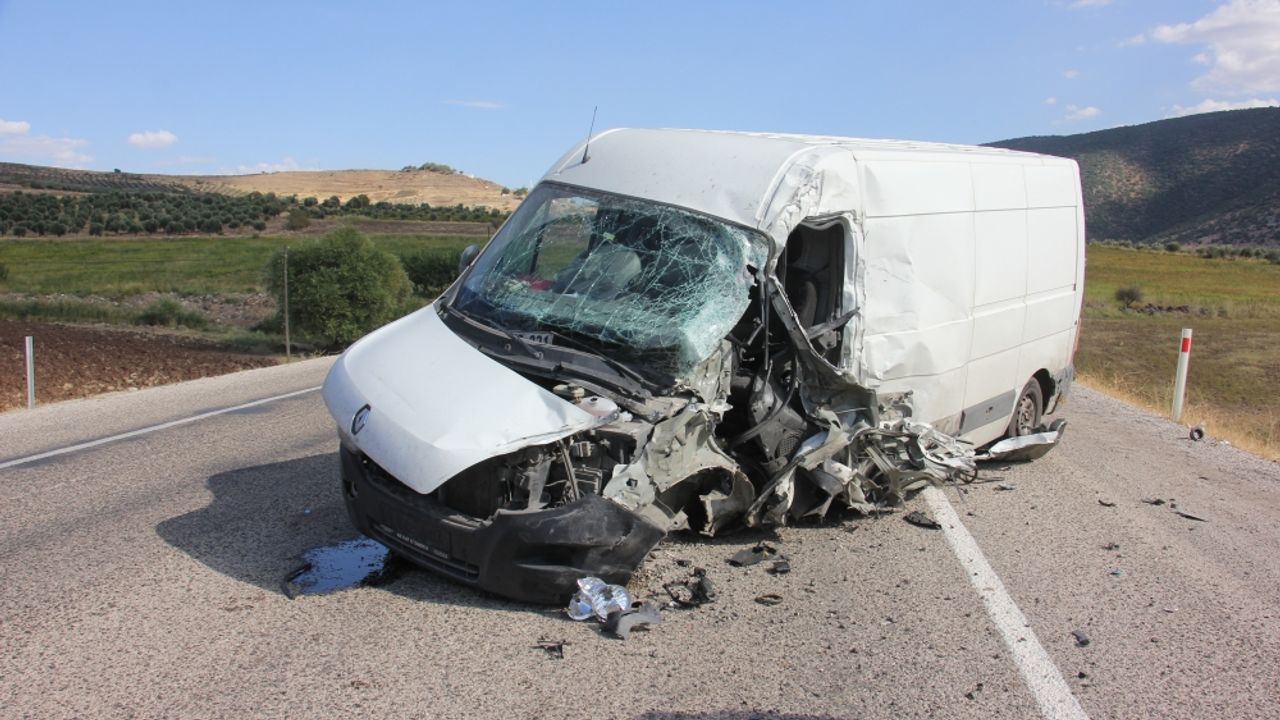 Kilis'te çarpışan tırla midibüsün sürücüleri yaralandı