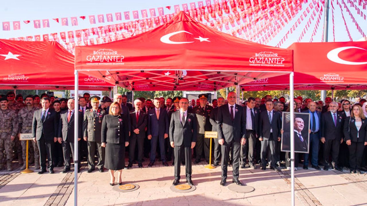 09.05'te hayat durdu! Gaziantepliler Ulu Önder Mustafa Kemal Atatürk'ü minnetle andı