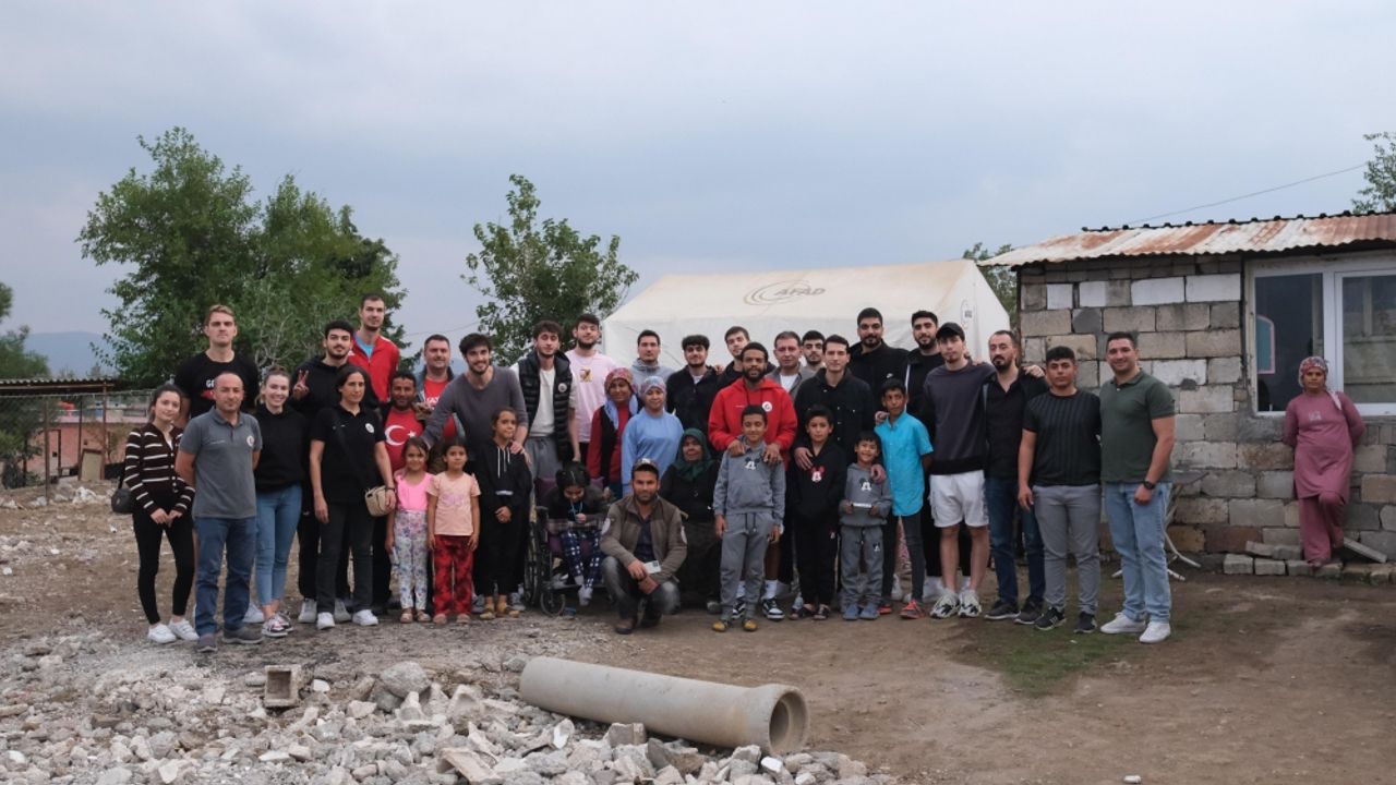 Gaziantep Basketbol oyuncuları depremzedelerle buluştu