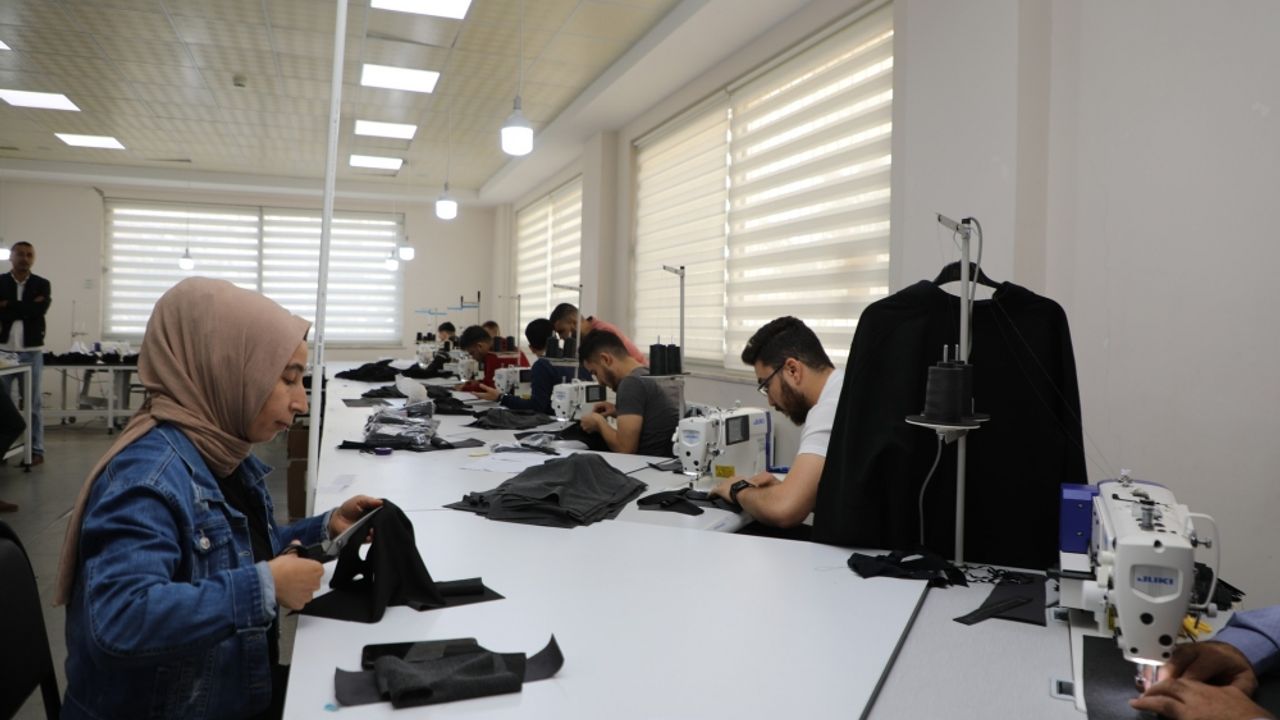Nizip'te kurulan tekstil atölyesi üretime başladı