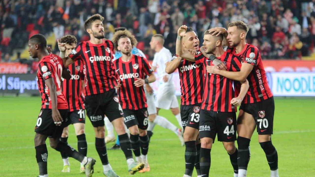 Trendyol Süper Lig: Gaziantep FK: 2 - Çaykur Rizespor: 0 (İkinci yarı maç devam ediyor)