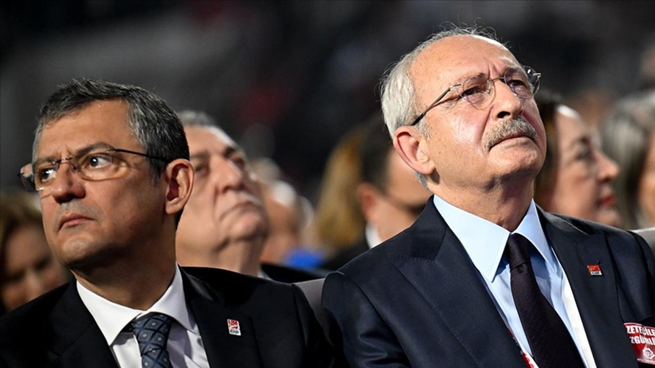 CHP’nin 38 Olağan Kongresi’nde Özgür Özel 682 delege, Kemal Kılıçdaroğlu 664 delegenin oyu ile salt çoğunluk olmaması nedeniyle seçim ikinci tura kaldı.