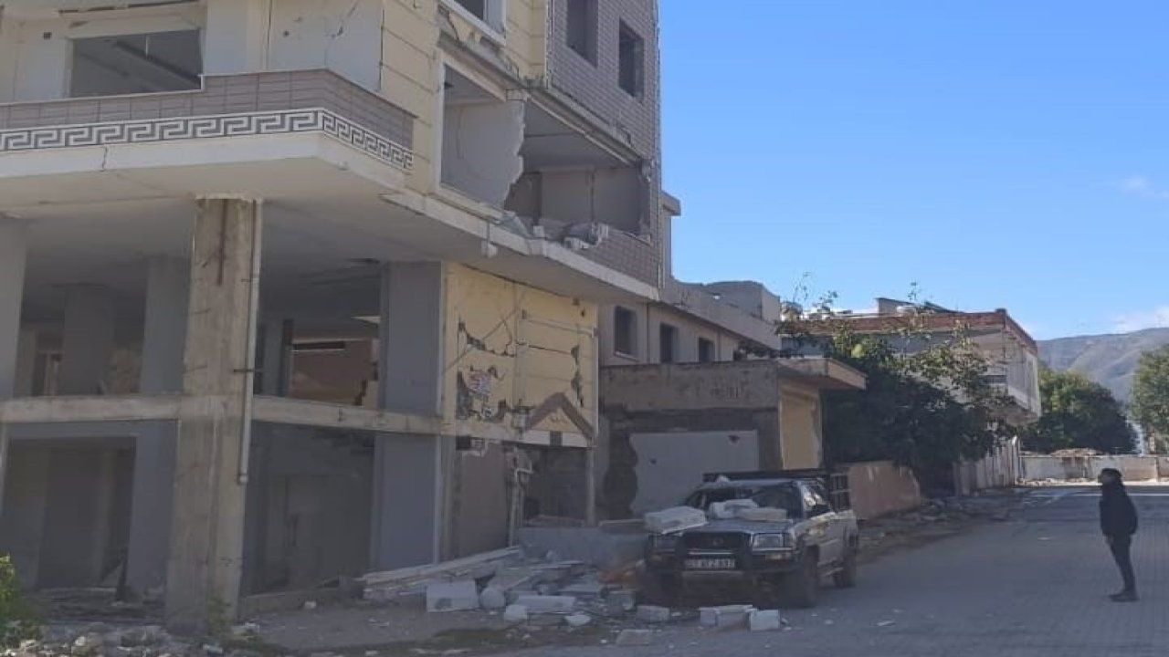 Gaziantep’te ağır hasarlı binanın duvarı rüzgarın etkisiyle aracın üzerine yıkıldı