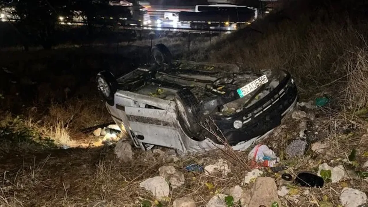 Gaziantep’te devrilen hafif ticari araçtaki 5 kişi yaralandı