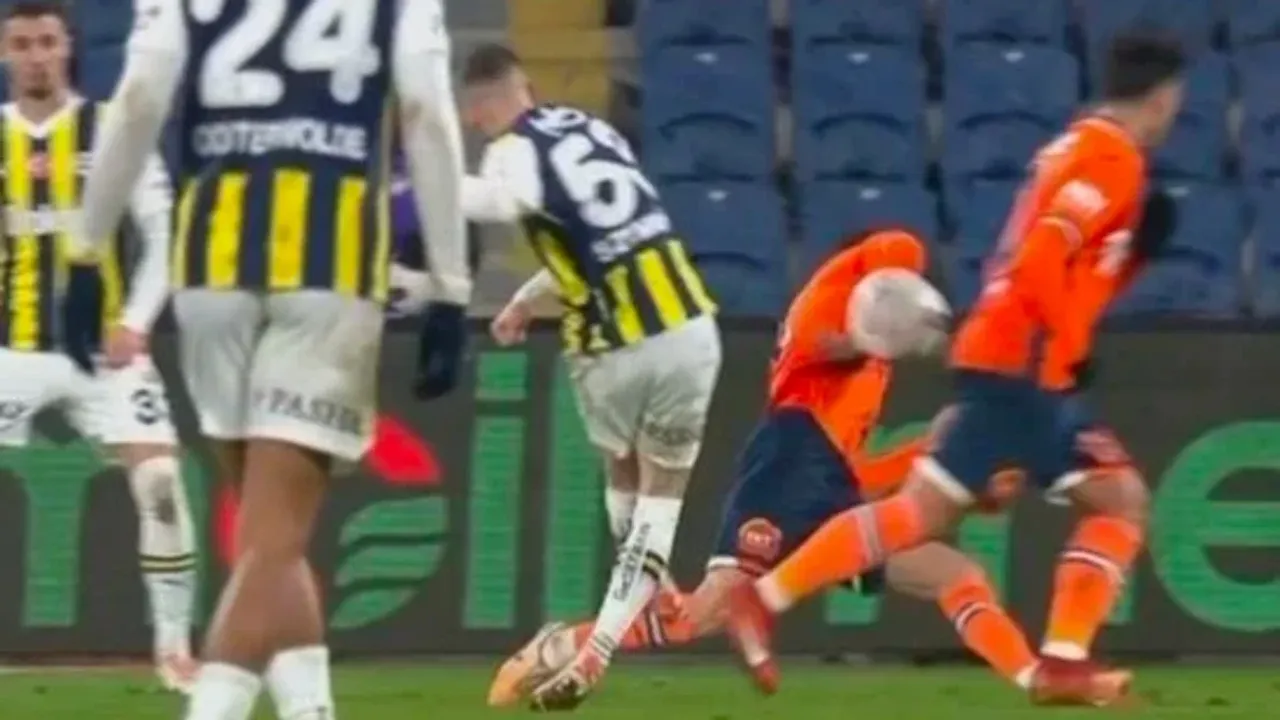 Fenerbahçe'nin kazandığı penaltıya Başakşehir uzun süre itiraz etti
