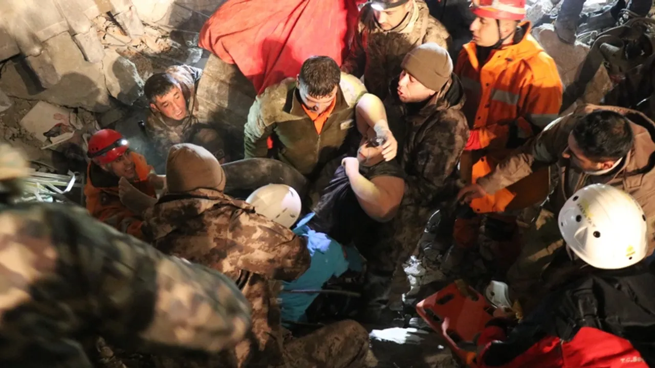 Bir yıl önce bugün yaşandı: Türkiye, 6 Şubat depremlerinde tek yürek oldu