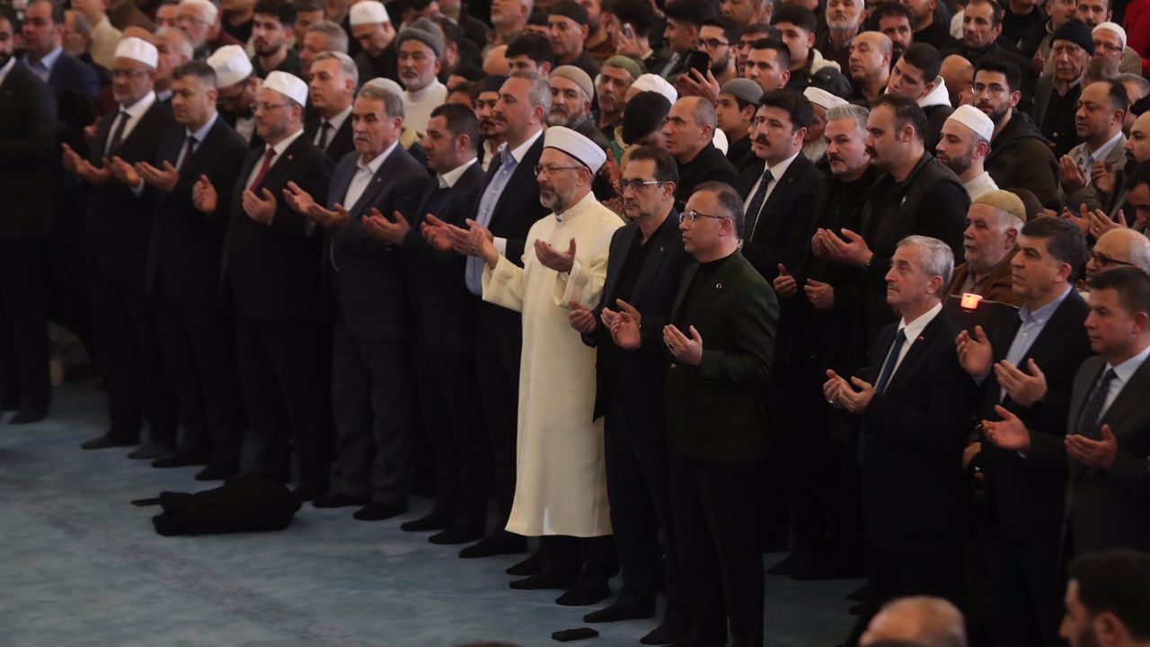 Diyanet İşleri Başkanı Erbaş, Gaziantep'te Miraç Kandili programına katıldı