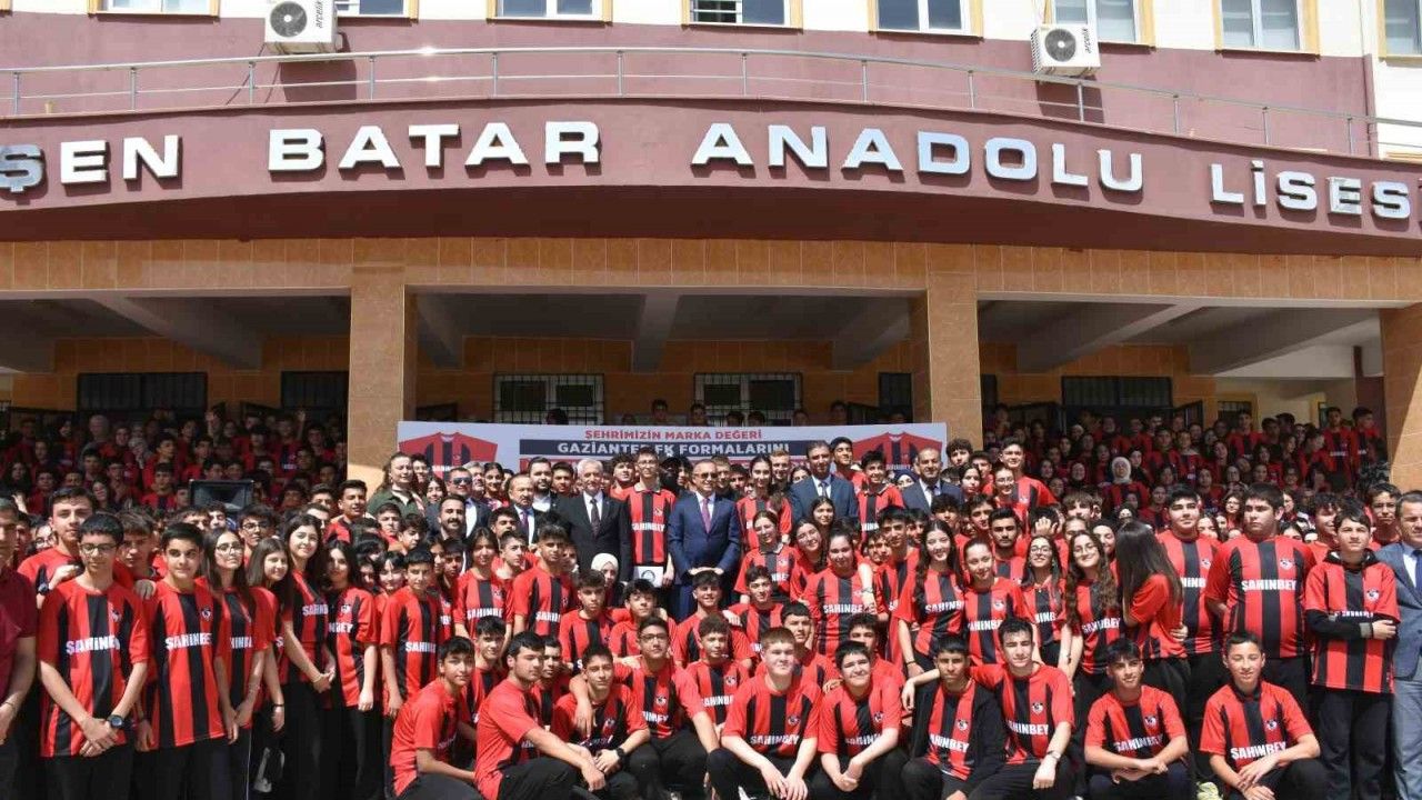 Şahinbey Belediyesi’nden, 160 bin öğrenciye Gaziantep FK forması