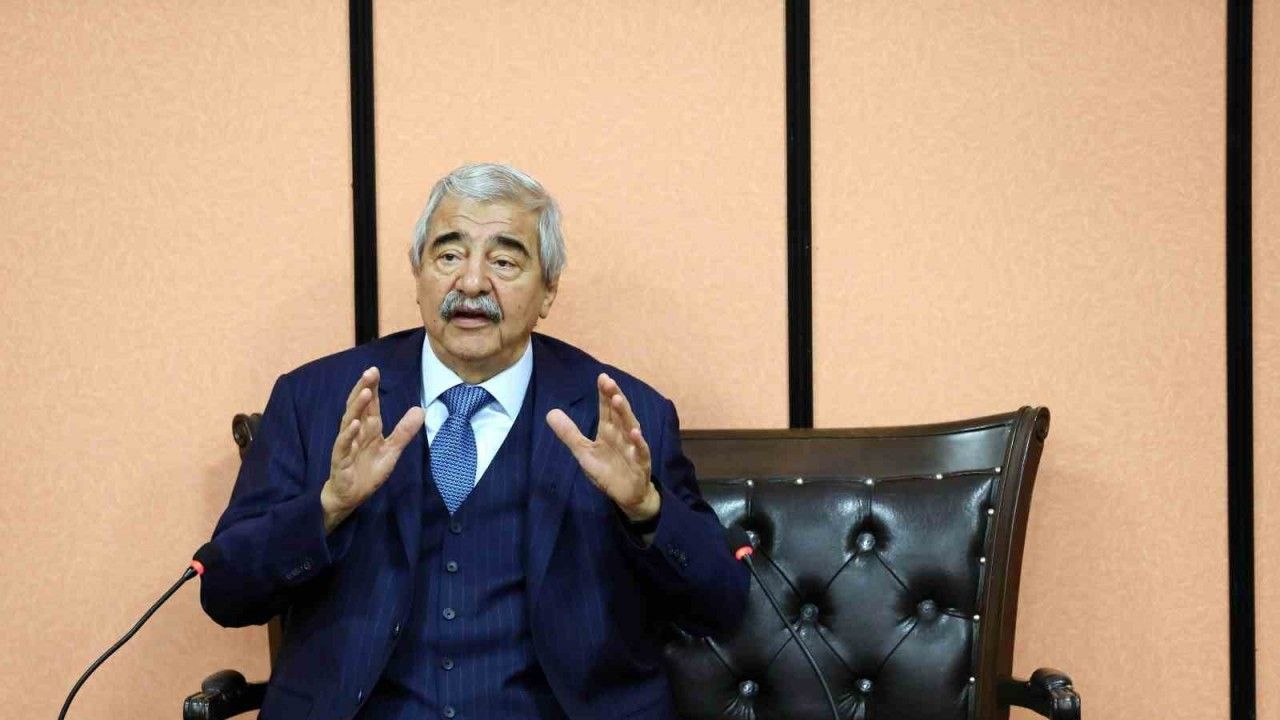 SANKO Holding Onursal Başkanı Abdulkadir Konukoğlu gençlerle beraber...