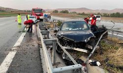 Otoyolda otomobil refüje çarptı: 2 ölü, 2 yaralı