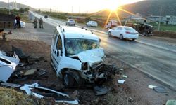 Küçük çocuğuna direksiyon emanet etti, trafiği tehlikeye attı