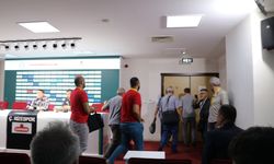 Gazeteciler Bayram Bektaş’ı protesto ederek salondan ayrıldı