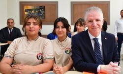 Valilik ve Belediye işbirliği ile okullara 500 akıllı tahta alındı