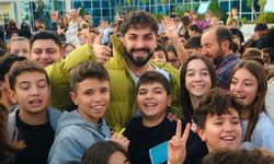 'Sınıf başkanı olursam Sefo'yu getireceğim' dedi ve Sefo minik hayranını kırmadı