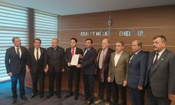 İYİ Parti İl Başkanı Mehmet Başaran mazbatasını aldı
