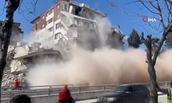 Enkaz kaldırılırken yıkılan bina altında kalmaktan son anda kurtuldu!İşte o görüntü