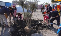 Zeytin ağaçlarına ilk can suyunu depremzedeli çocuklar verdi