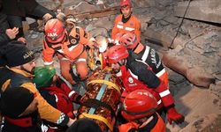 Depremde umutlar tükenmedi, baba ile kızı enkazdan 209 saat sonra sağ çıkarıldı