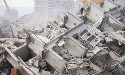 AFAD Başkanı Sezer, Kahramanmaraş merkezli depremlerde hayatını kaybedenlerin sayısının 50 bin 96, yaralananların sayısının ise 107 bin 204 olduğunu açıkladı.