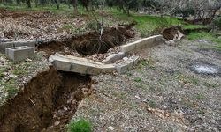 İslahiye'nin Çerçili Mahallesi'nde depremlerde oluşan yarık ve çöküntüler görüntülendi