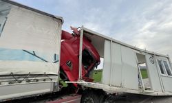 Kilis'te park halindeki konteyner yüklü tıra çarpan tırdaki 3 kişi yaralandı