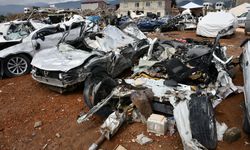 Gaziantep Nurdağı'nda enkazdan çıkarılan hasarlı araçlar sahiplerini bekliyor