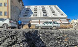 7.7 Büyüklüğündeki Deprem Sonrasında Adıyaman Gölbaşı'nda Yer Yarıldı Obruklar Oluştu VİDEO HABER