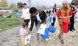 Uluslararası öğrenciler, Gaziantep'te depremzedelere yardım dağıttı