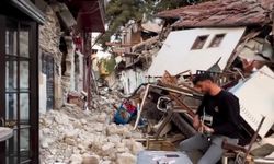 Depremde yerle bir olan eski Antakya sokaklarında "Hatıran Yeter" şarkısını söyledi / VİDEO HABER