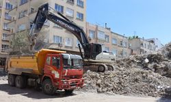 Kilis'te çöken 4 katlı binanın enkaz kaldırma işlemi sürüyor
