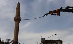 Kilis'te depremde hasar gören minarenin yıkımı gerçekleştirildi