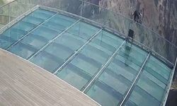 243 metre yükseklikten kendini kayalıklara bıraktı, o anlar kameraya yansıdı VİDEO HABER