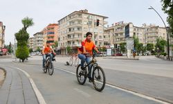 Büyükşehir, Bisiklet Ve Elektrikli Scooter Sürücülerine 6 Bin Adet Reflektif Yelek Dağıttı