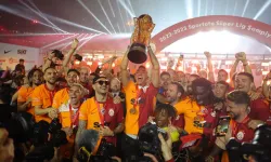 Galatasaray, şampiyonluk kupasını kaldırdı