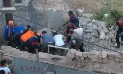 Kilis’te depremde ağır hasar alan bina çöktü: Enkazdan 3 kişi kurtarıldı