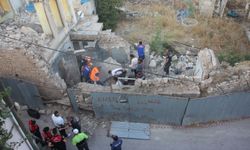 Kilis’te depremde ağır hasar alan bina çöktü: Enkazdan 3 kişi kurtarıldı