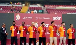 VİDEO HABER / Galatasaray, yeni transferlerine taraftara açık imza töreni düzenledi