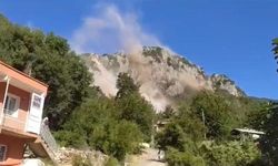 Deprem Anında Dağlardan Kopan Dev Kayalar Korku Yaşattı!