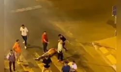 VİDEO HABER / Şoke eden görüntüler! Araçtan inen beş kişi, iki kişiyi öldüresiye darp etti!