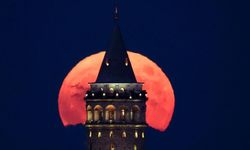 Galata'da görsel şölen... Süper Ay izleyenleri hayran bıraktı