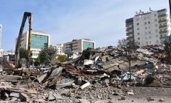 Gaziantep'te ağır hasarlı binaların yıkımı sürüyor