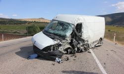 Kilis'te çarpışan tırla midibüsün sürücüleri yaralandı