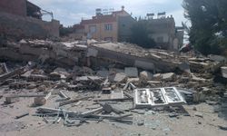 Gaziantep'te korku dolu anlar! Ağır hasarlı bina yıkım esnasında kepçenin üzerine çöktü