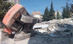 VİDEO HABER / Kepçe operatörü yıkımın altında kaldı. Çok şükür yaralı olarak kurtarıldı.