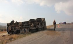 Kilis'te kontrolden çıkan hafriyat kamyonu yola devrildi