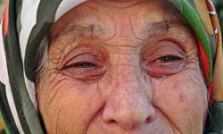 VİDEO HABER / Engelli kızıyla birlikte evinden çıkarılan yaşlı kadın gözyaşlarına boğuldu