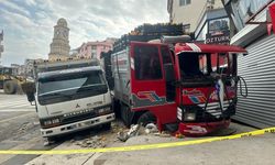VİDEO HABER / Freni patlayan kamyon önüne aldığı aracı sürükleyerek dükkana girdi: 2 yaralı